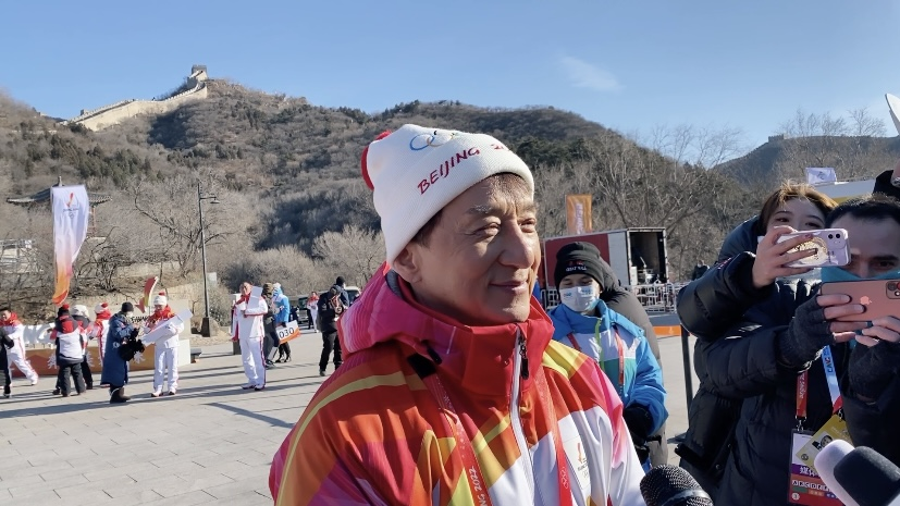 火炬手成龙。新京报记者 徐美慧 摄